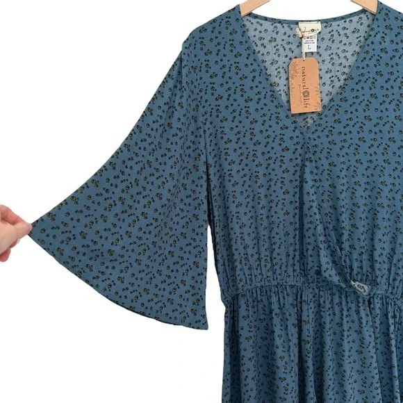 NWT Natural Life Romper Blue Floral Print V Neck Short Jumpsuit Size L Boho - Picture 2 of 8